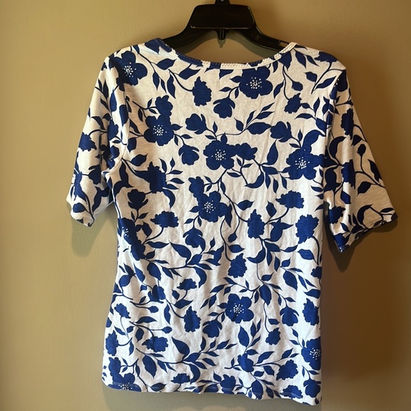 Absolutely Too Cute!!! Floral Top! Like New! - Picture 4 of 5